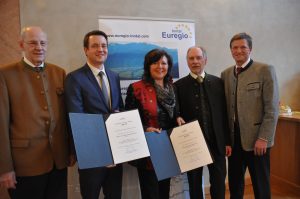 Euregio Vizepräsident Walter Mayr, Euregio Preisträger Mag. (FH) Walter Weiskopf
Euregio Preisträgerin Hildegard Reitberger,
Laudator Horst Rankl,
Euregio Präsident und BM von Oberdorf Hubert Wildgruber,
Fotograf: Johann Weiß