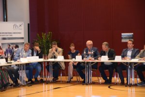 Zahlreichen BürgermeisterInnen aus Bayern und Tirol sowie VertreterInnen weiterer Behörden nahmen am Euregio Inntal Verkehrsgipfel teil.