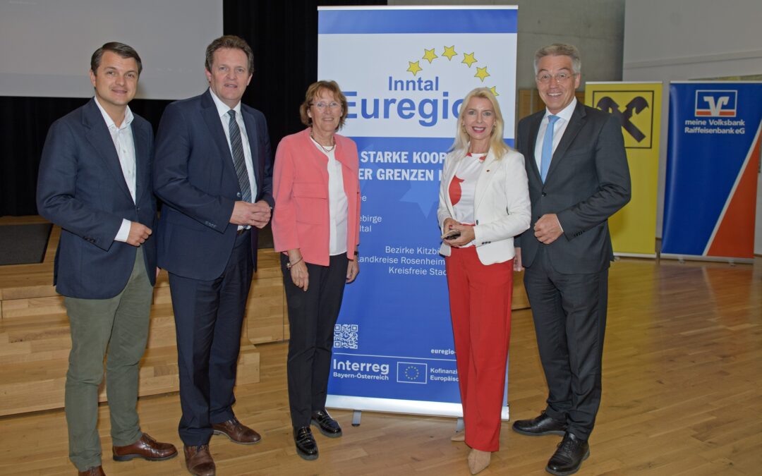 60 Teilnehmende beim ÖPNV-Gipfel der Euregio Inntal: Grenzüberschreitende Mobilität Bayern–Tirol im Fokus